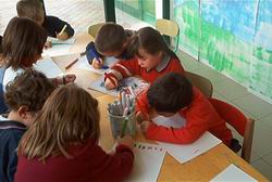 Foto dei bambini che disegnano sull'esperienza della ludoteca