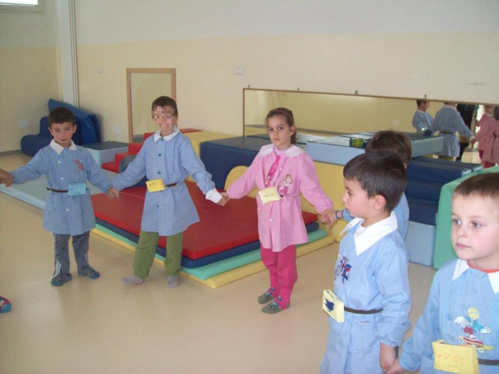 foto dei bambini che giocano ai giochi con le scatoline