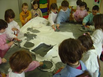 foto dei bambini mentre dipingono