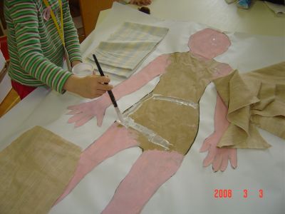 foto di un bambino che "veste" la propria sagoma
