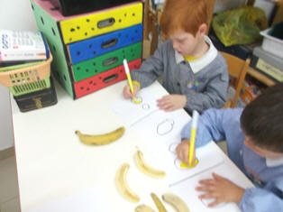 foto dei bambini che disegnano il fuori e il dentro della banana