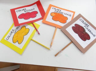 foto dei cartellini dei colori della frutta