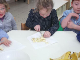 foto di bambini che tagliano le banane