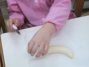 foto di bambini che tagliano le banane