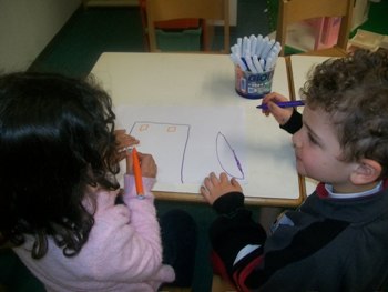 bambini che fanno il disegno a coppie