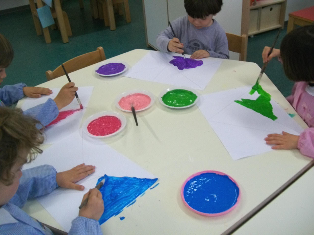foto dei bambini che pitturano con i colori della primavera