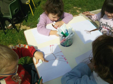 foto dei bambini che fanno un disegno dal vero del nostro giardino in primavera