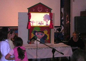 lo spettacolo: i bambini coordinano la  recitazione con i movimenti delle sagome