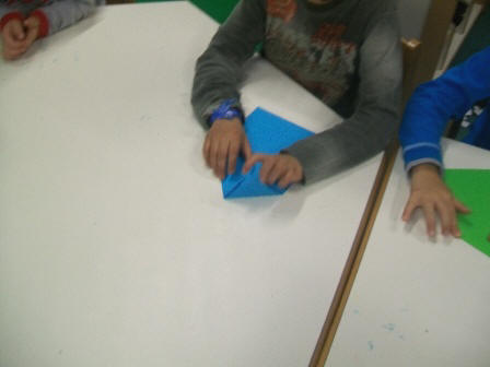 foto dei bambini che costruiscono l'aereo di carta