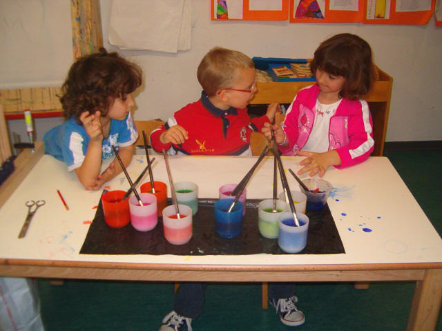 bambini che stanno realizzando le composizioni con acqua colorata