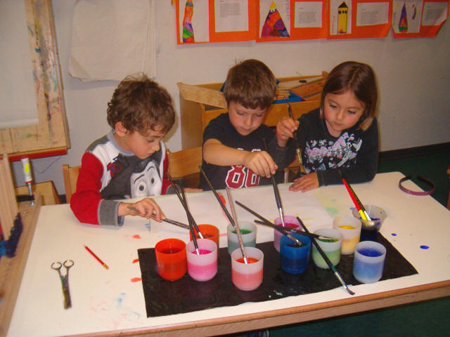 bambini che stanno realizzando le composizioni con acqua colorata