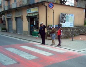 foto vigile e bambini con il segnale di alt