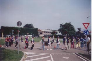 bambini a piedi sul percorso