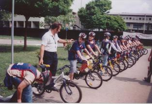 bambini in bici in partenza