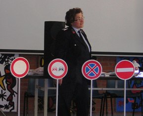 Antonia con i cartelli stradali di divieto