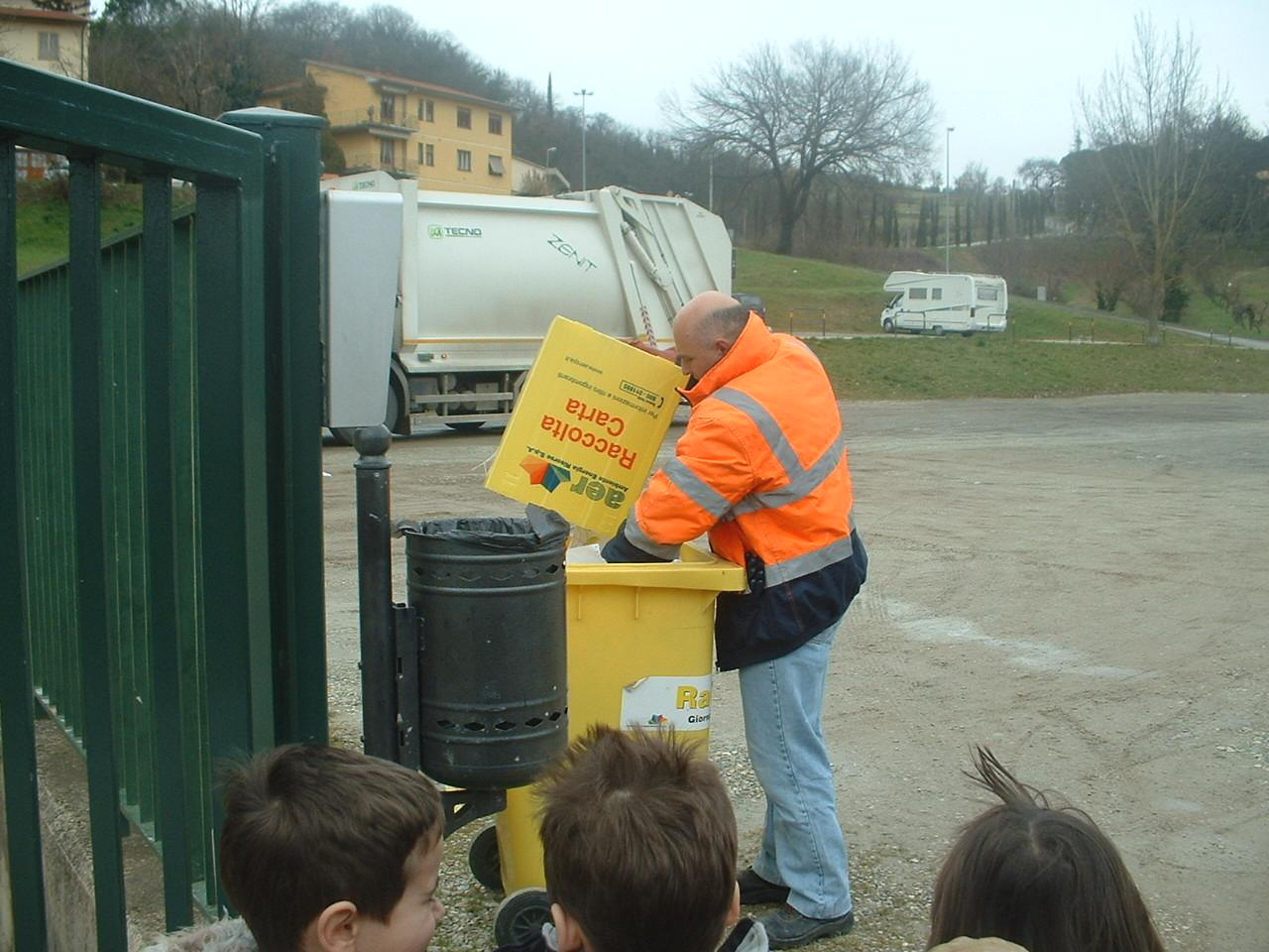 foto di un operatore che sta raccogliendo i rifiuti